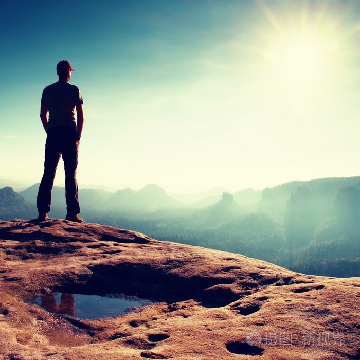 孤身一人在峰尖锐峰岩帝国公园和雾有雾的早晨谷到太阳美丽时刻,注视