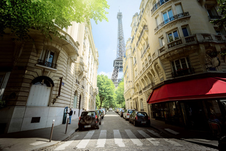在巴黎埃菲尔铁塔附近的建筑