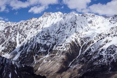 与各种冷冻的溪流，山坡上的山脉