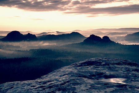 温特贝格 Kleiner 视图。神奇梦幻日出山顶岩石以看法入迷雾笼罩的山谷
