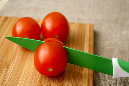 西红柿在刀板上