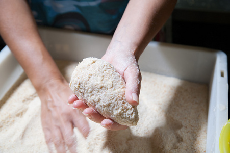 西西里人 arancini 的制作