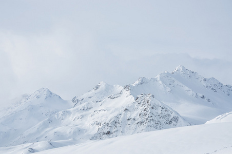 美丽的冬天景观与白雪覆盖的山脉