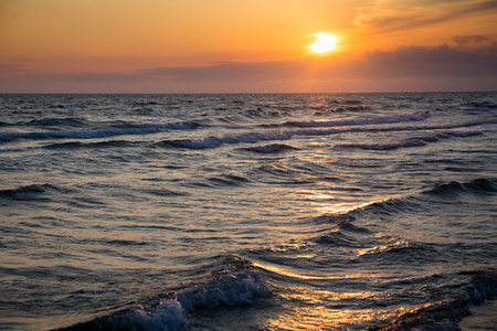 日落在海滩波浪自然美丽的海景天际线
