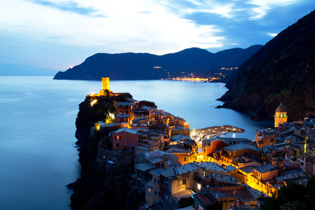 黄昏时分，五渔村，意大利的照明的 Vernazza 村。