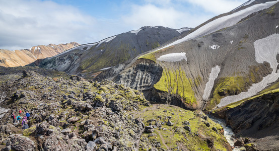 Landmannalaugar 令人难以置信的多彩景观和游客，冰岛