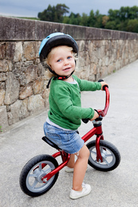小孩骑他的自行车