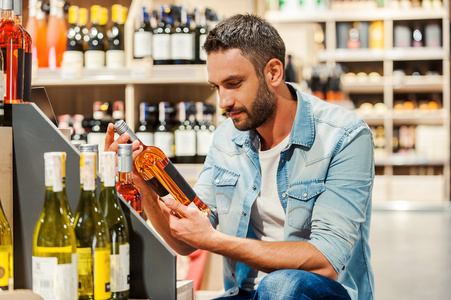 澳大利亚的巴罗萨山谷的一个酒窖里展示非常古老的老式尘土飞扬的酒瓶