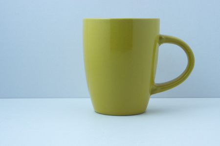 简单黄色的茶杯，喝杯