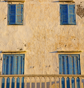 在摩洛哥非洲和老建筑沃尔玛砖历史窗口