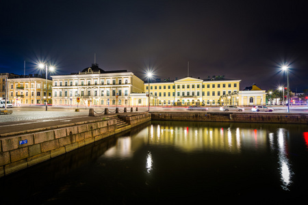 到了晚上，在芬兰首都赫尔辛基，在市场广场建筑