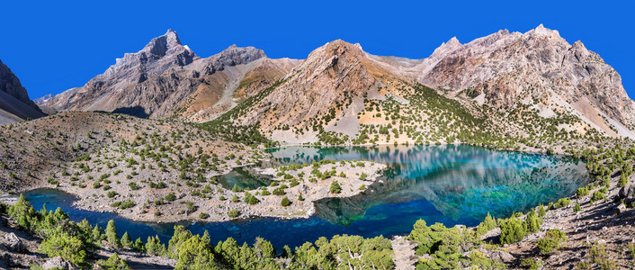 在塔吉克斯坦的壮丽的高山湖