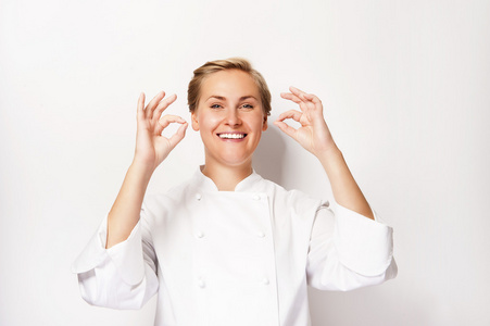 女厨师显示标志完善两只手在 whita 的背景