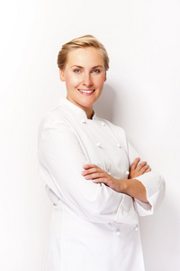 年轻的女厨师微笑在白色的背景，在厨师的衣服