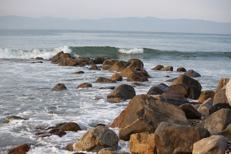 海浪闯入岩石海滩