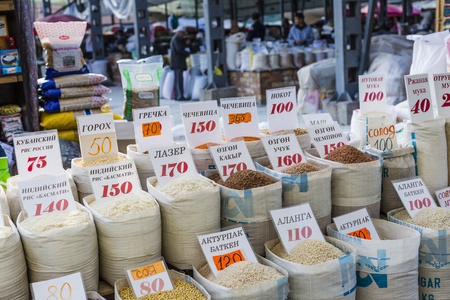 装满的各种香料袋与美丽生动东方市场