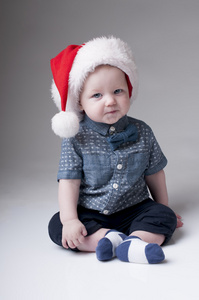 爱笑的宝贝男孩在圣诞老人的帽子