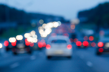 与汽车在路上的晚上的 bokeh 灯的背景