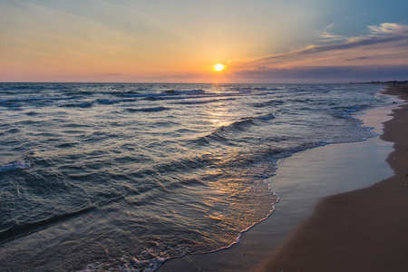 海滩上的日落海潮和海边