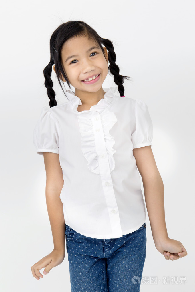 微笑面对亚洲可爱的小女孩的肖像照片-正版商用图片1k79e7-摄图新视界