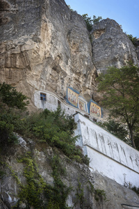 巴赫奇萨雷克里米亚俄罗斯。 神圣的假设正统洞穴修道院。雕刻到岩石僧侣细胞上面的岩石图标的上帝之母。