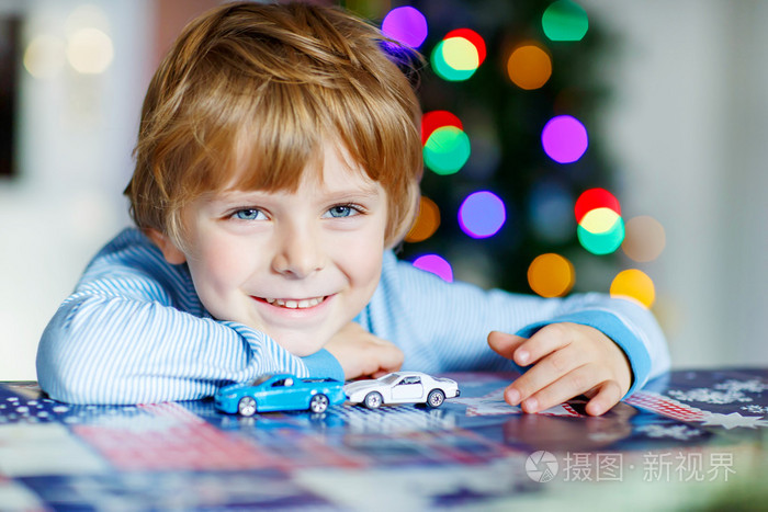 玩车和玩具在家的金发小孩