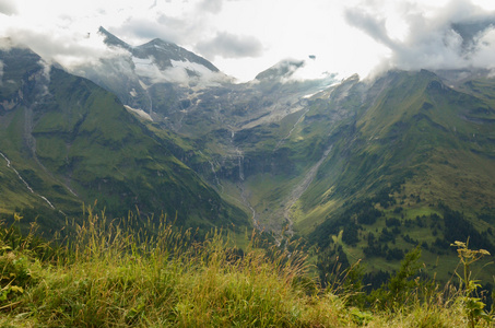 夏季阿尔卑斯山，从大格洛克纳山高高山公路视图