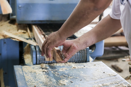 在希腊的木工工厂切一块木头的工匠