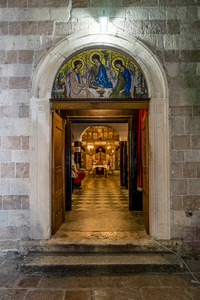 门和在老，圣三一教堂的内部