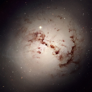 在南天星座的巨型椭圆星系 Ngc 1316