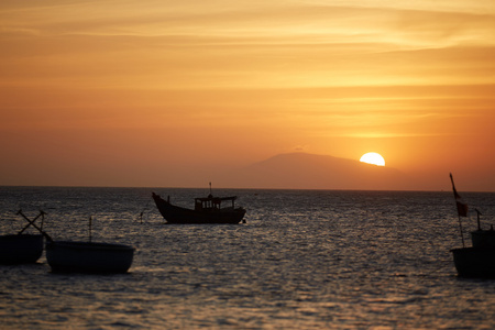 渔船在日落