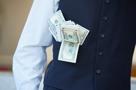 从口袋里掏出钱贴摄影图