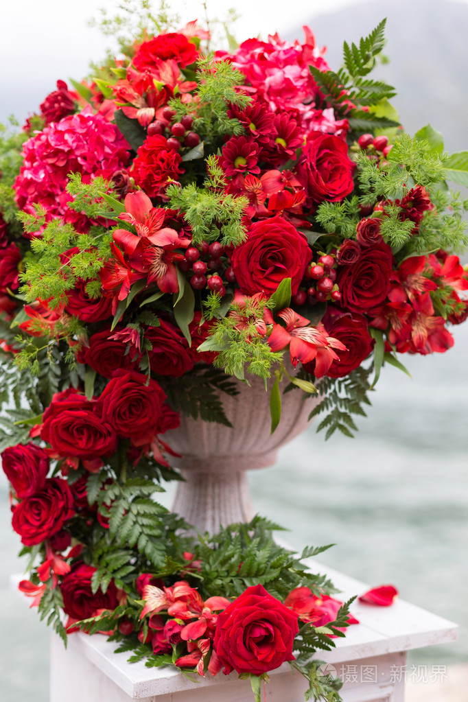 插花中的石碗红玫瑰