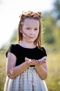 一个小女孩在公园里的肖像