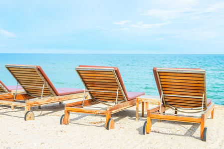美丽的热带海滩上的椅子
