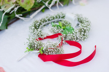 美丽优雅的表为婚礼或事件方设置。一场婚礼的花装饰。邀请卡婚礼表