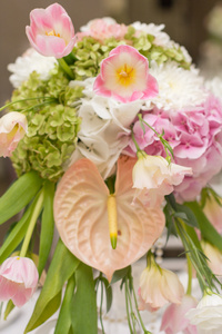 婚礼餐桌装饰。表设置为婚礼晚宴。美丽的花朵，在婚礼当天的桌子上