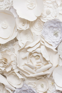 老式的纸花。纸花背景图案可爱风格。由纸制成的玫瑰
