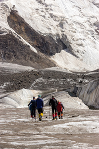 登山者穿过大型冰川图片