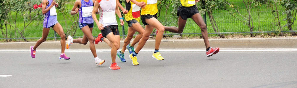 在城市道路是马拉松赛跑选手图片