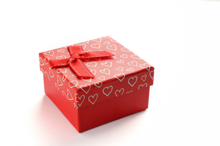 红色礼品盒用弓和孤立的画的心