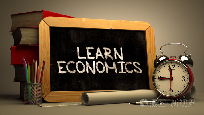 学习经济学用白色粉笔在黑板上手写