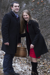 年轻夫妇抱着编织的篮子和笑