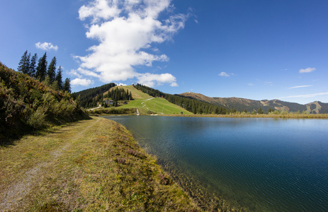 在湖畔与视图到 Steinernes Meer  Hochkoenig Schmittenhoehe 水水库