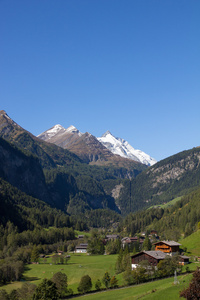 查看到大格洛克纳山最高的山在奥地利 3.798 m 从村里