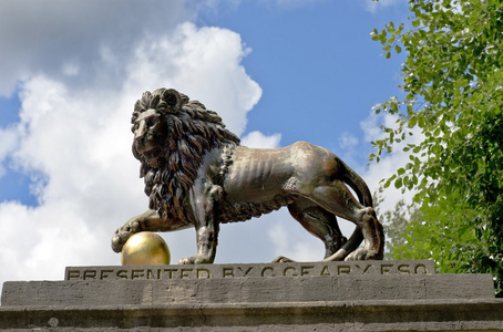 在浴缸里，萨默塞特，英国的皇家大道上的狮子雕像