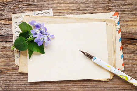 老式的信件和紫罗兰花香 紫罗兰
