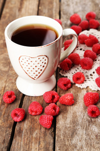 来杯茶上的木桌上的餐巾，特写的新鲜树莓