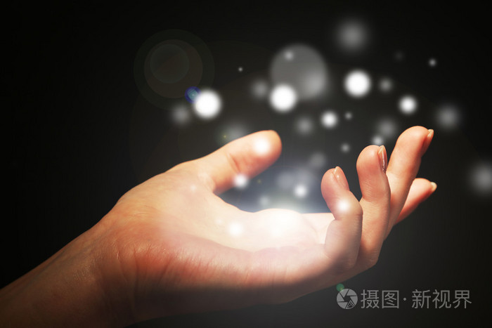 在人的手,在黑暗中的光