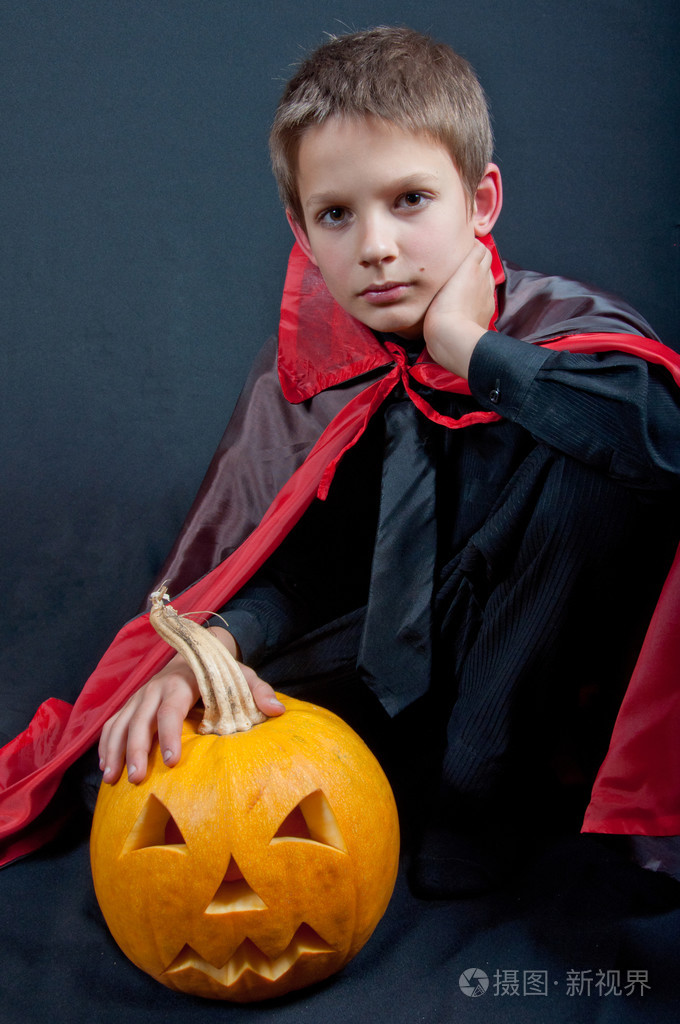 男孩穿得像吸血鬼万圣节派对